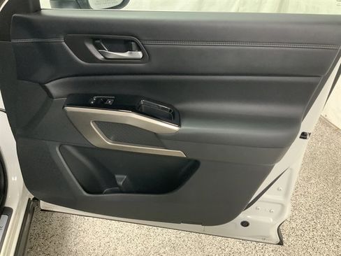 Used 2023 Nissan Pathfinder Platinum image 23