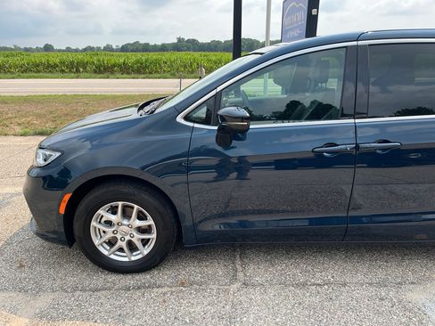 Used 2025 Chrysler Pacifica Select FWD image 2