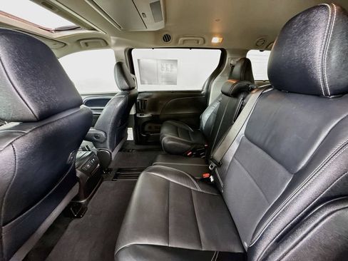 Certified 2017 Toyota Sienna SE Premium FWD image 26