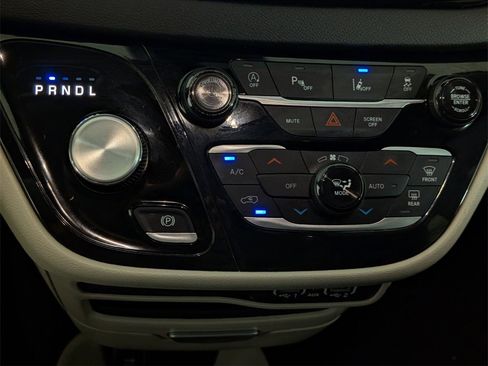 Used 2024 Chrysler Pacifica Touring-L image 20