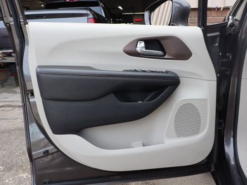 Used 2018 Chrysler Pacifica Touring-L Plus FWD image 7