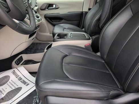 Used 2024 Chrysler Pacifica Touring-L FWD image 24