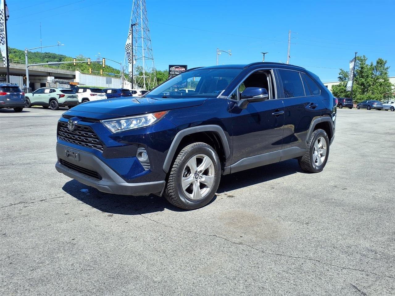 Used 2019 Toyota RAV4 XLE w/ Carpet Mat Package AWD/4WD image 3