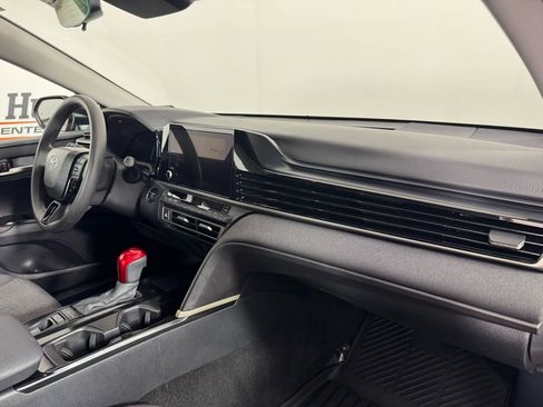 Used 2025 Toyota Camry LE image 31