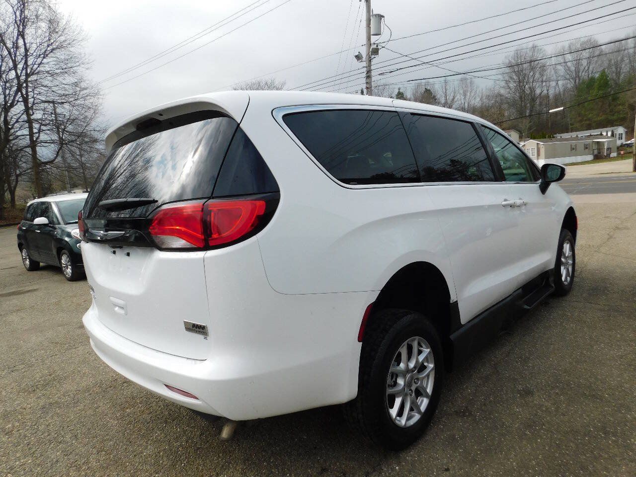 Used 2022 Chrysler Voyager LX FWD image 15