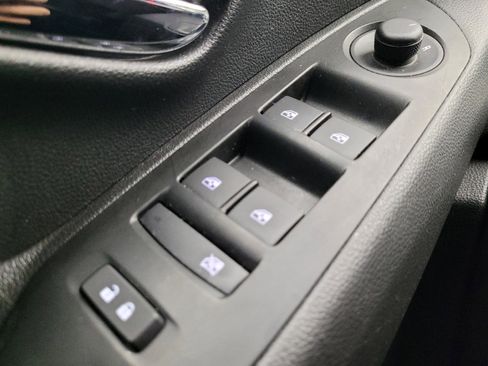 Used 2022 Chevrolet Trax LT w/ LT Convenience Package image 27