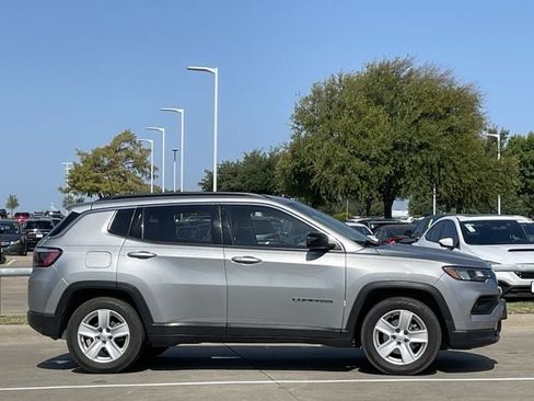 Used 2022 Jeep Compass Latitude FWD image 3