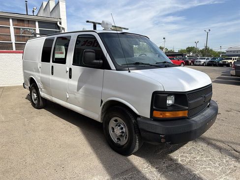 Used 2017 Chevrolet Express 2500 RWD image 4