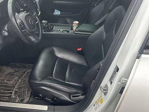 Used 2019 Volvo S60 T6 Momentum image 4