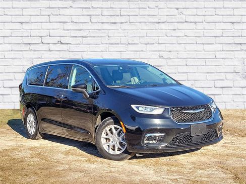 Used 2023 Chrysler Pacifica Touring-L image 1