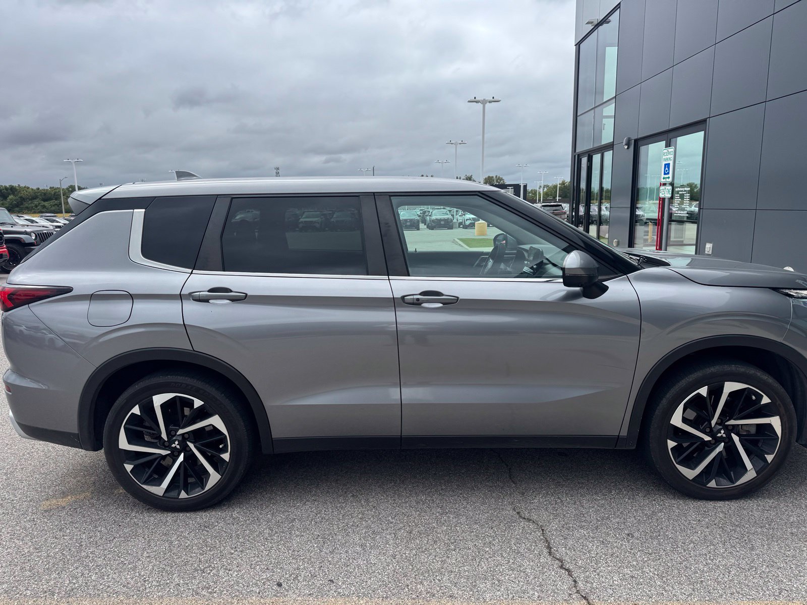 Used 2022 Mitsubishi Outlander SE AWD/4WD image 4