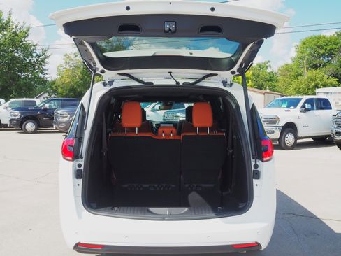 New 2026 Chrysler Pacifica Pinnacle image 9