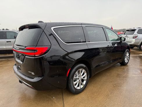 New 2026 Chrysler Pacifica Limited w/ Uconnect Theater Family Group image 4