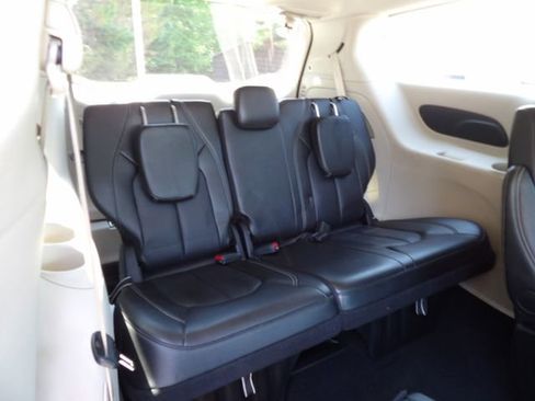 Used 2024 Chrysler Pacifica Touring-L FWD image 12