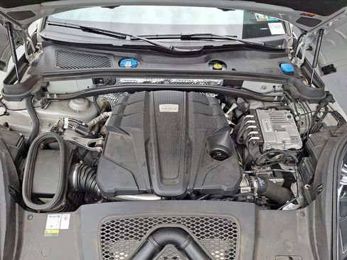 Certified 2022 Porsche Macan S AWD/4WD image 32