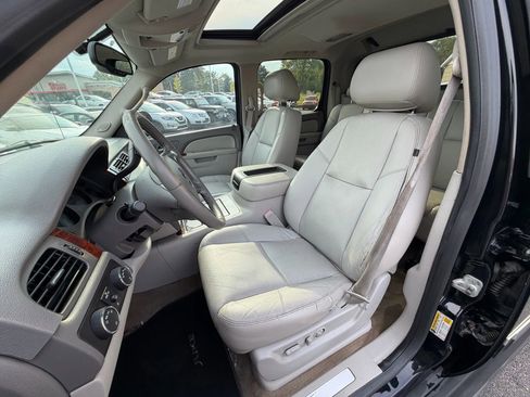 Used 2011 Chevrolet Avalanche LTZ image 23