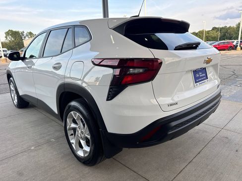 Used 2024 Chevrolet Trax LS w/ LS Convenience Package FWD image 5
