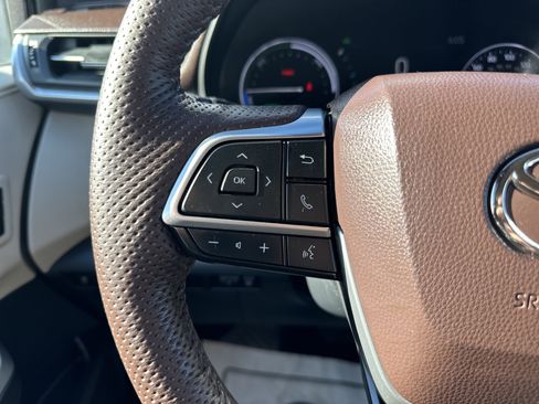 Used 2023 Toyota Sienna Platinum image 18