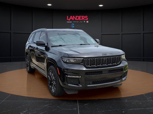 Used 2023 Jeep Grand Cherokee L Summit w/ High Altitude Package AWD/4WD image 4
