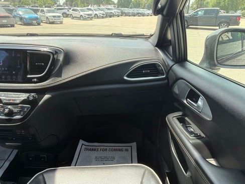 Used 2018 Chrysler Pacifica Limited w/ S Appearance Package FWD image 26