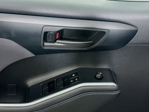 Used 2023 Toyota Highlander LE image 15