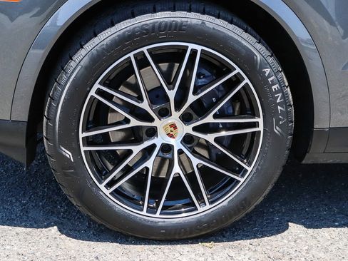 Used 2024 Porsche Cayenne AWD/4WD image 15