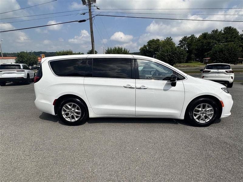 Used 2024 Chrysler Pacifica Touring-L FWD image 4