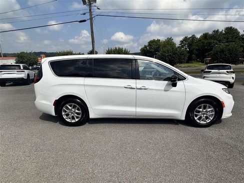 Used 2024 Chrysler Pacifica Touring-L FWD image 4