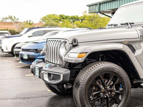 Used 2023 Jeep Wrangler Unlimited Sahara AWD/4WD image 4