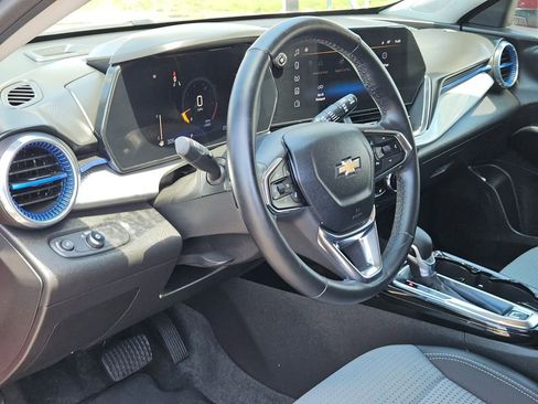 Used 2025 Chevrolet Trax LT w/ LT Convenience Package FWD image 13