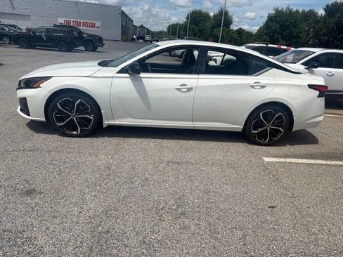 Used 2025 Nissan Altima 2.5 SR FWD image 17