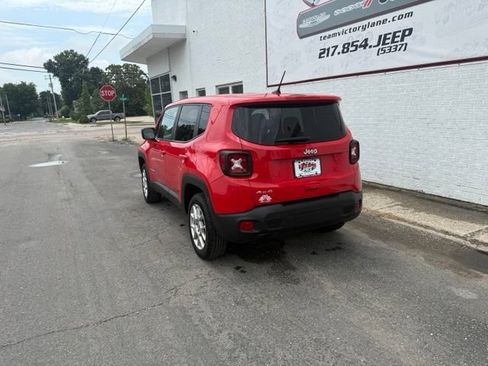 Used 2023 Jeep Renegade Latitude AWD/4WD image 3