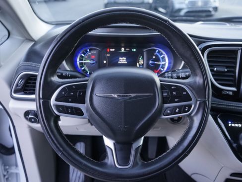 Used 2022 Chrysler Pacifica Touring-L w/ Uconnect Theater Family Group image 14