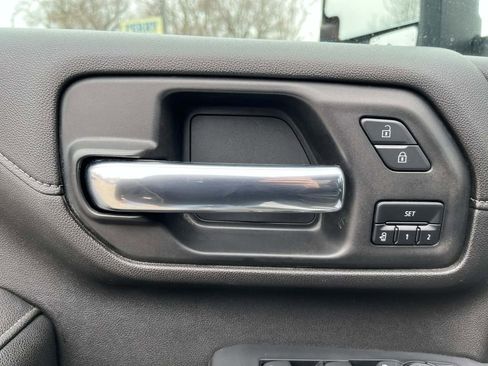 Used 2022 Chevrolet Silverado 2500 LTZ w/ LTZ Convenience Package image 19