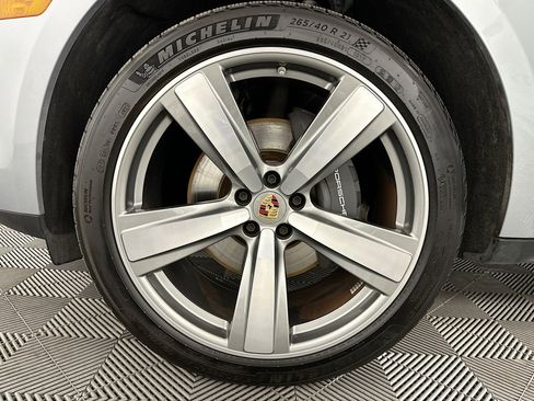 Used 2024 Porsche Macan AWD/4WD image 35