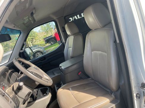 Used 2014 Nissan NV 3500 SL image 9