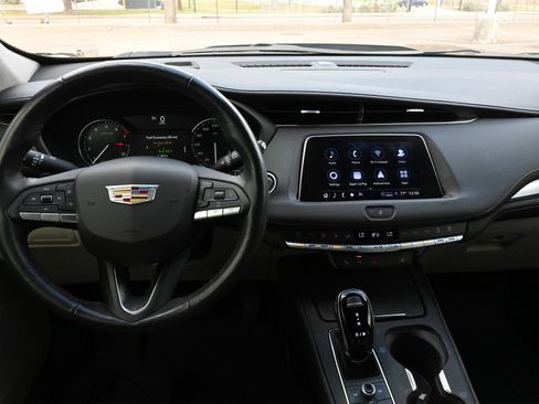 Certified 2023 Cadillac XT4 Luxury w/ Cold Weather Package image 9