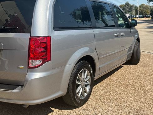 Used 2016 Dodge Grand Caravan SE FWD image 4