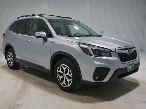 Used 2021 Subaru Forester Premium image 3