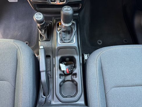 Used 2025 Jeep Wrangler Sport AWD/4WD image 17