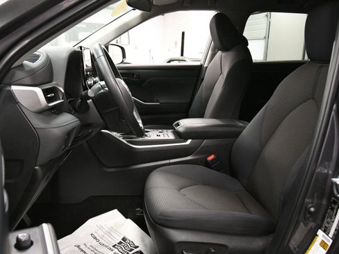 Certified 2024 Toyota Highlander LE image 9
