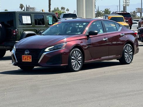 Used 2025 Nissan Altima 2.5 SV FWD image 7