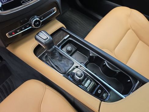 Used 2018 Volvo XC90 T6 Momentum w/ Convenience Package AWD/4WD image 21