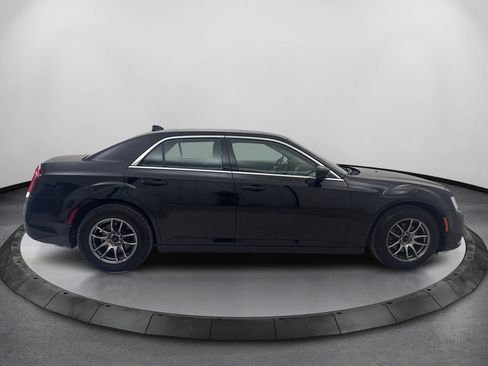 Used 2018 Chrysler 300 Touring RWD image 4