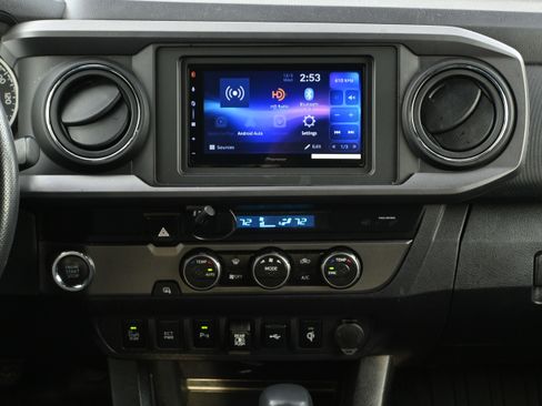 Used 2022 Toyota Tacoma TRD Sport w/ Technology Package image 5