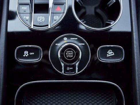 Used 2022 Bentley Bentayga image 64