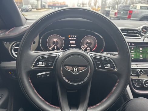 Used 2022 Bentley Bentayga image 19