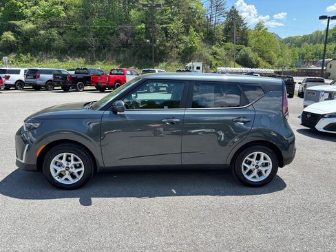 Used 2025 Kia Soul LX w/ LX Technology Package FWD image 2