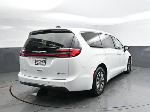Used 2024 Chrysler Pacifica Limited FWD image 7