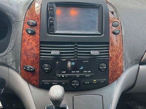 Used 2006 Toyota Sienna XLE image 17